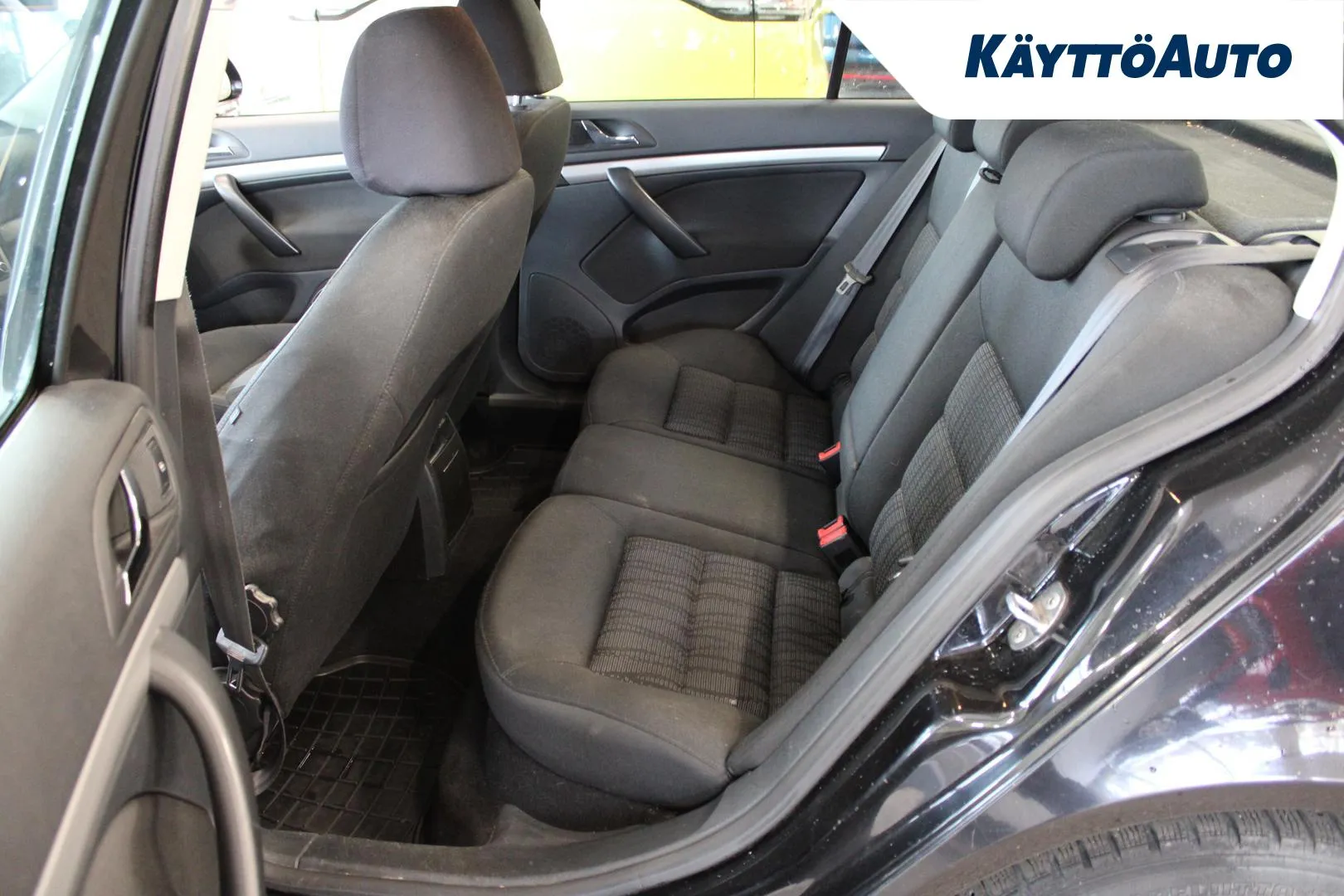 SKODA Octavia UKF-882 carousel image