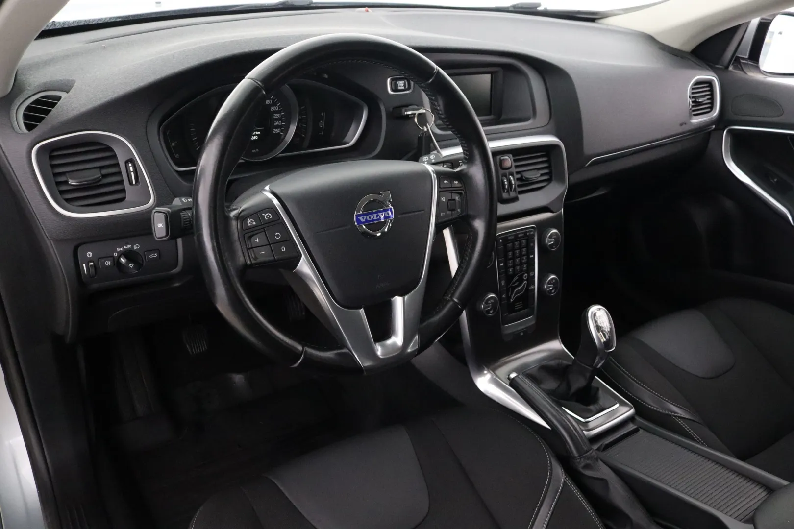 VOLVO V40 XVL-547 carousel image