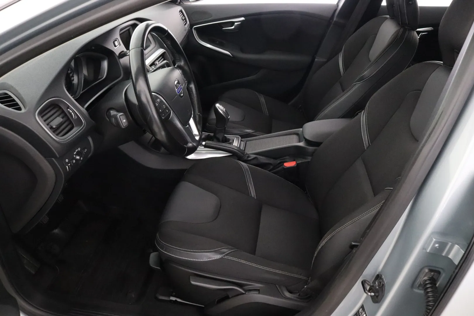 VOLVO V40 XVL-547 carousel image