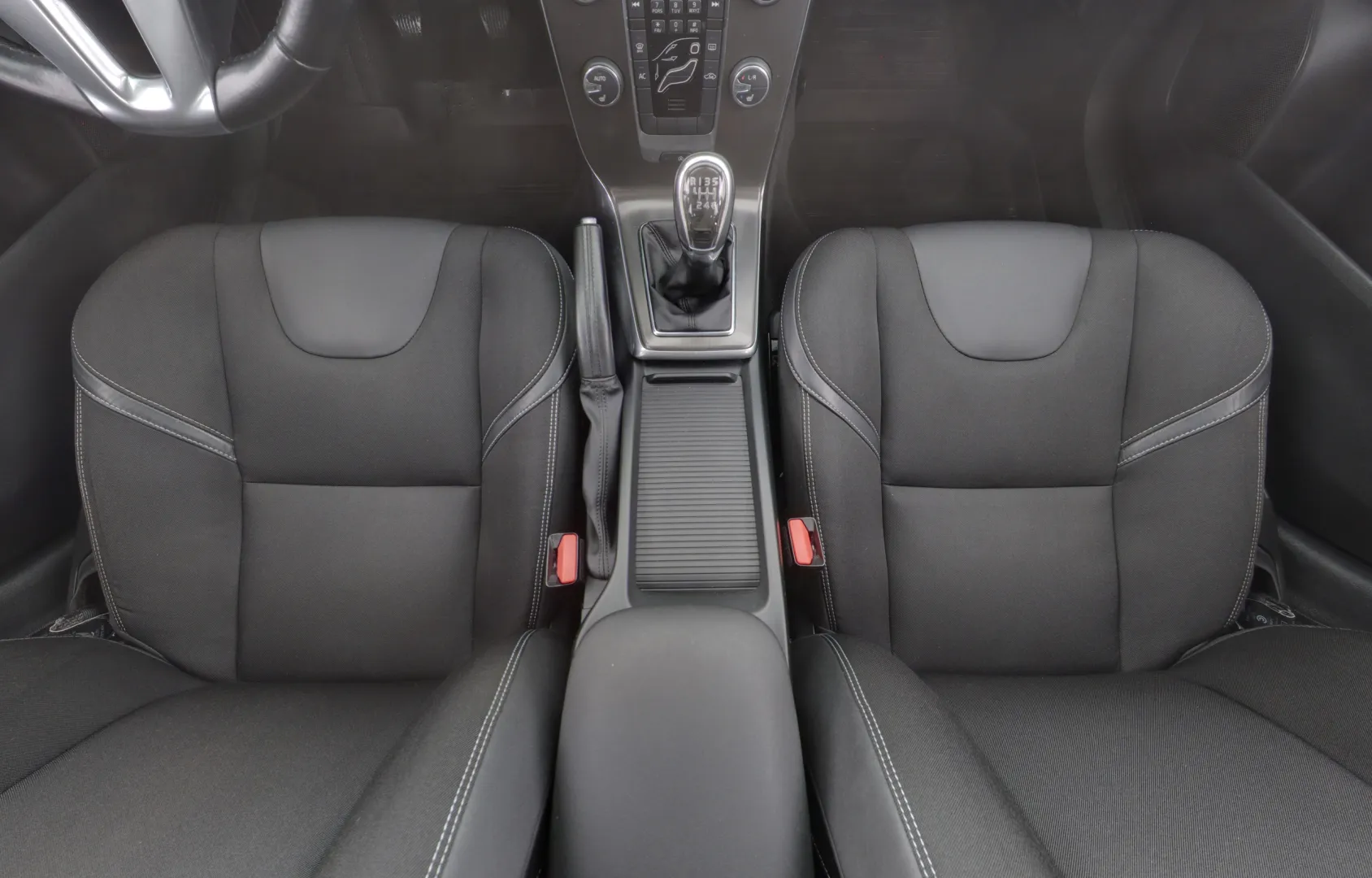 VOLVO V40 XVL-547 carousel image