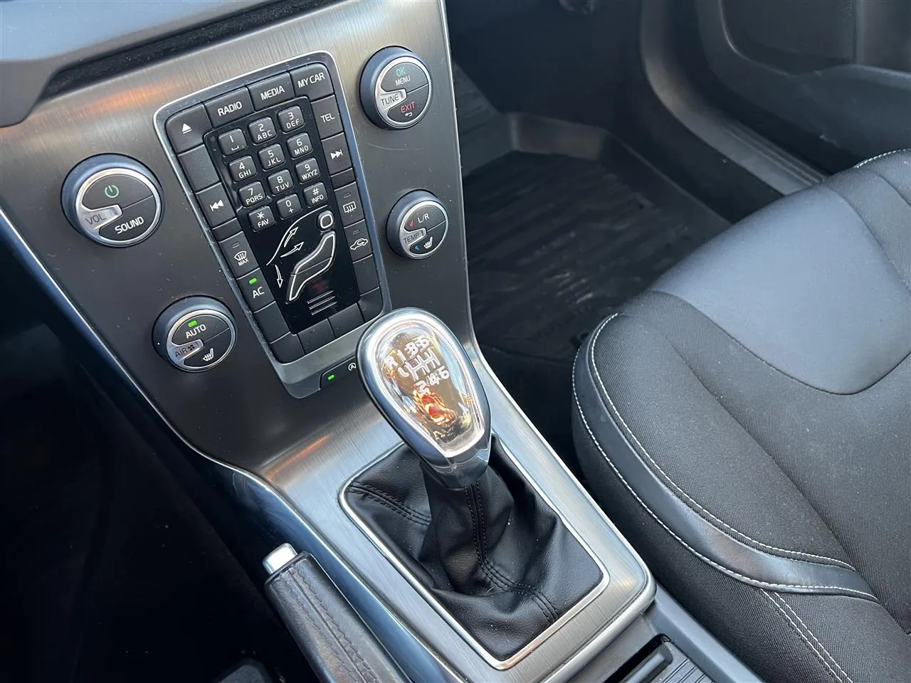 VOLVO V40 XVL-547 carousel image