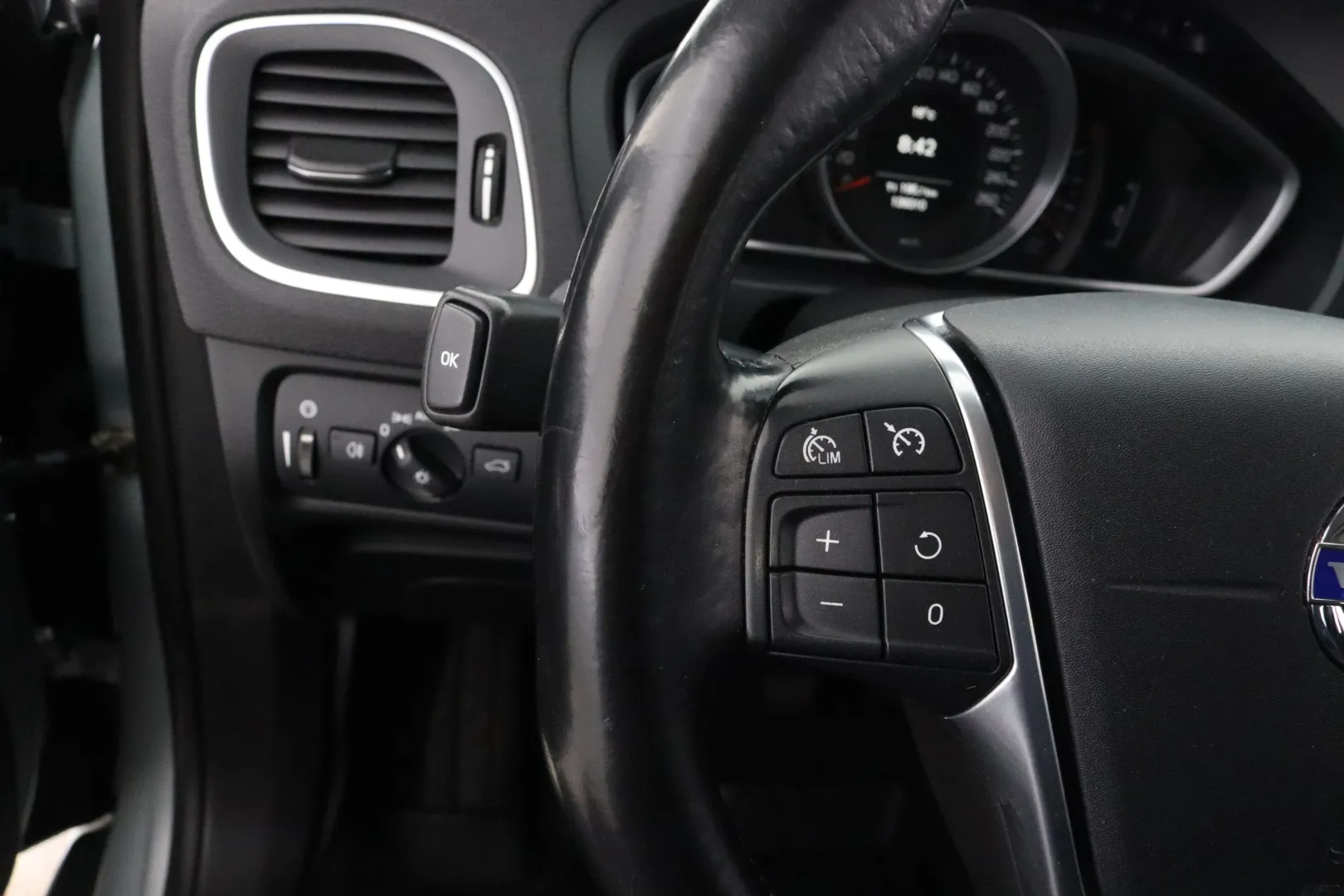 VOLVO V40 XVL-547 carousel image