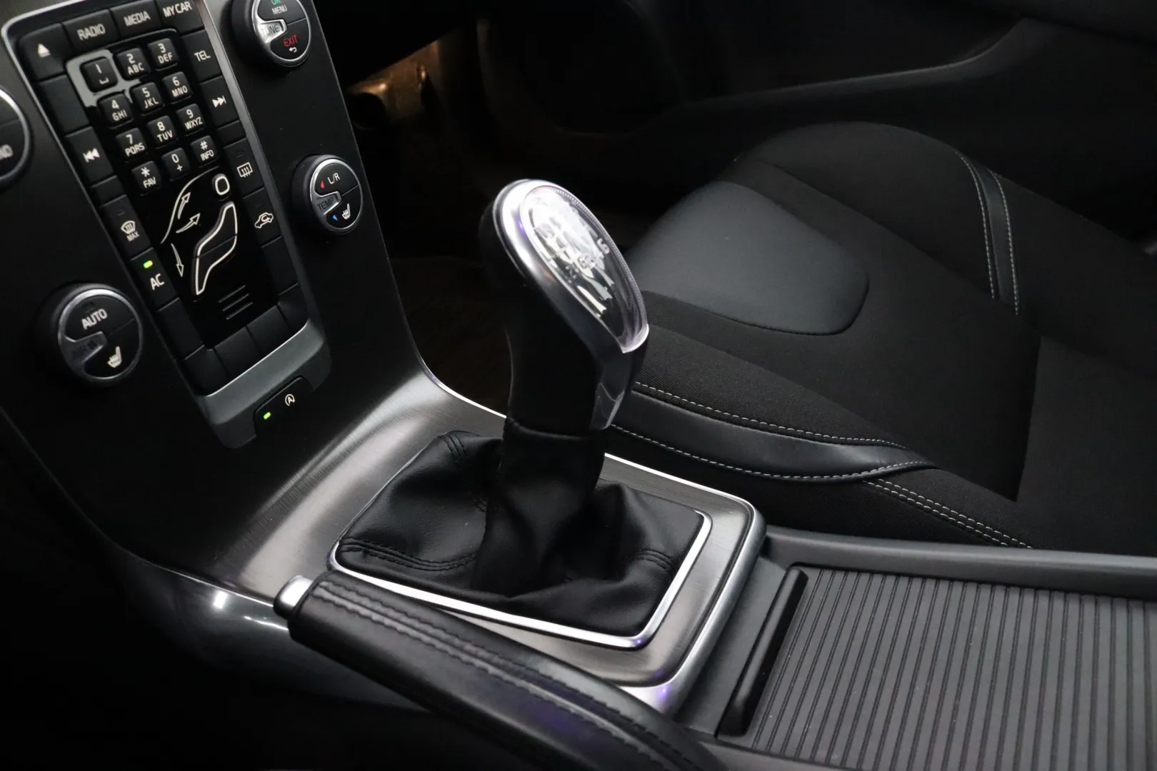 VOLVO V40 XVL-547 carousel image