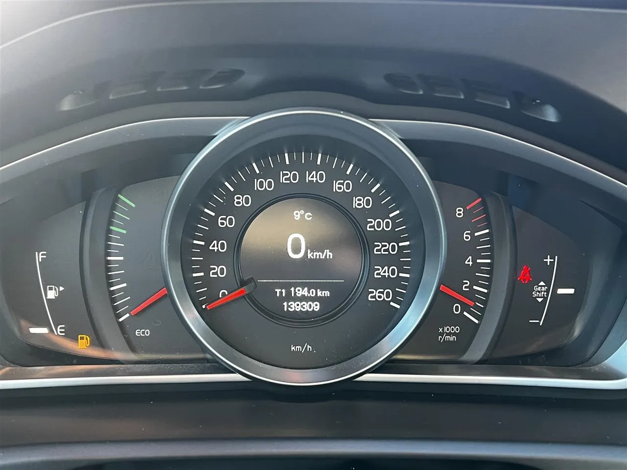 VOLVO V40 XVL-547 carousel image