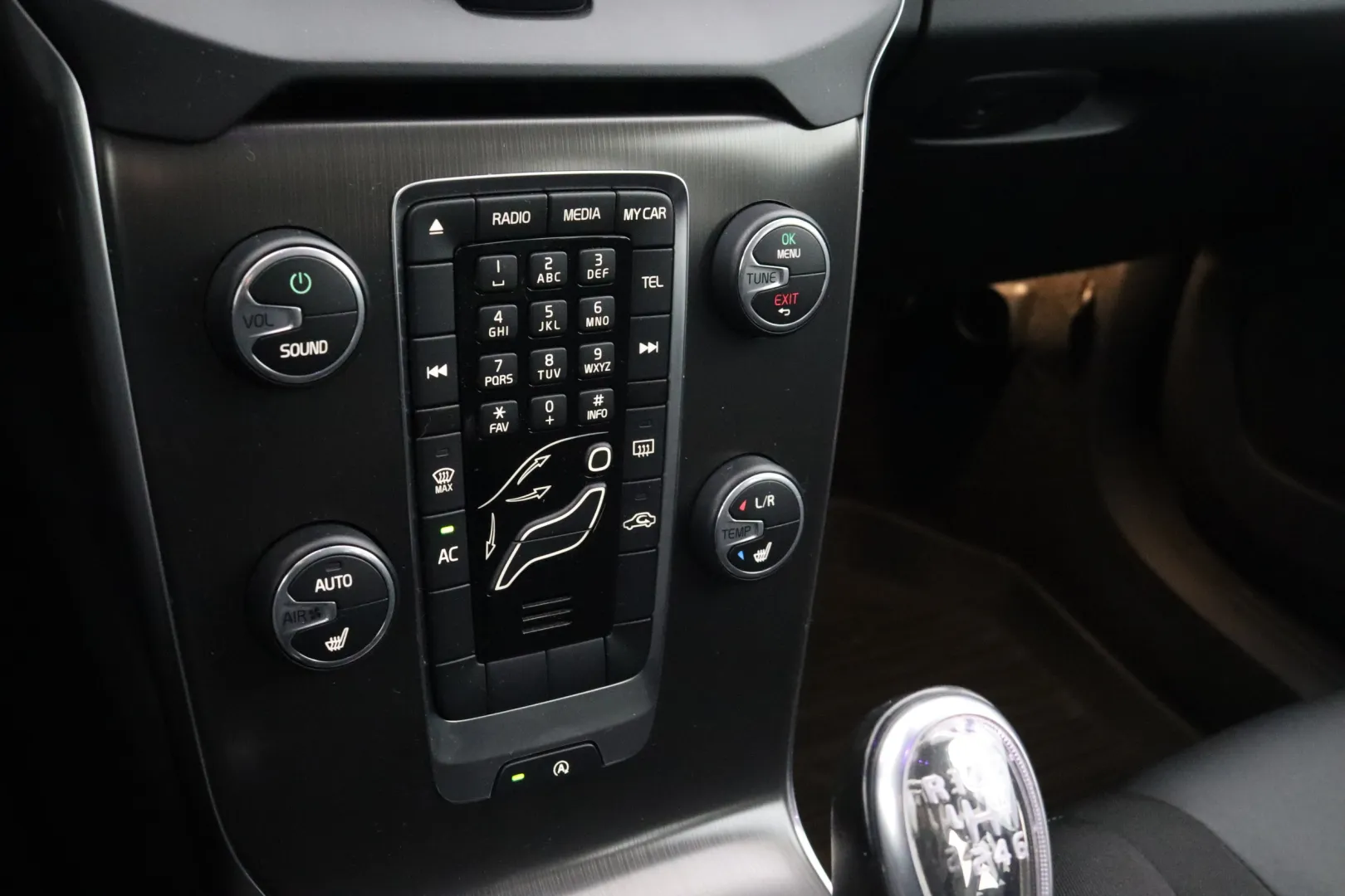 VOLVO V40 XVL-547 carousel image