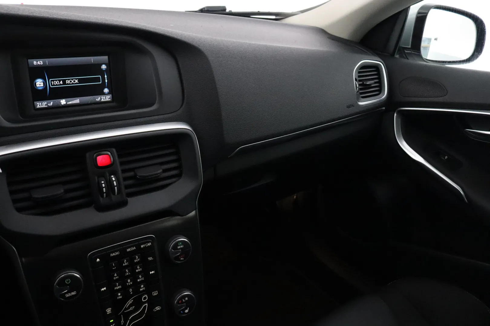 VOLVO V40 XVL-547 carousel image