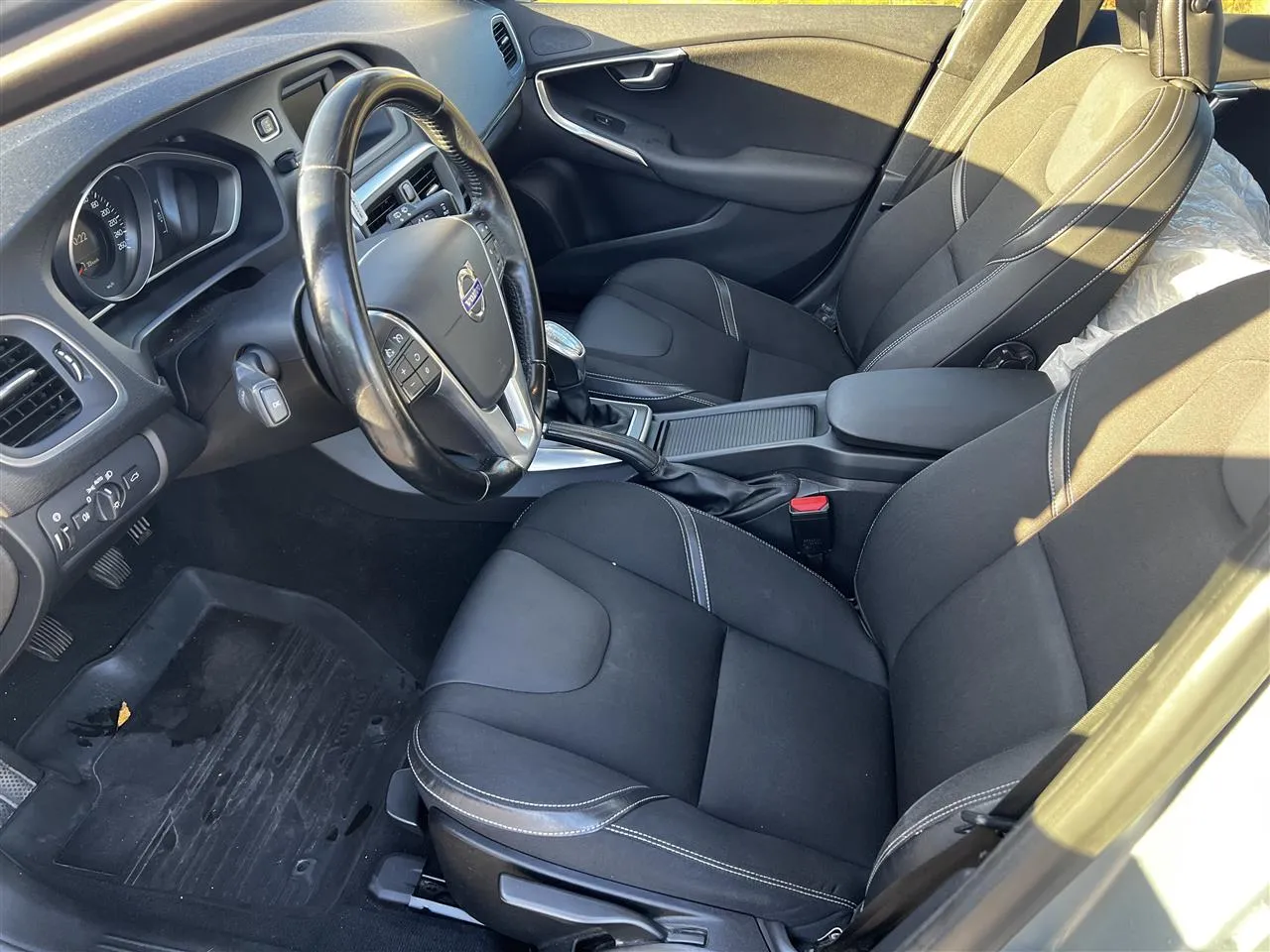 VOLVO V40 XVL-547 carousel image