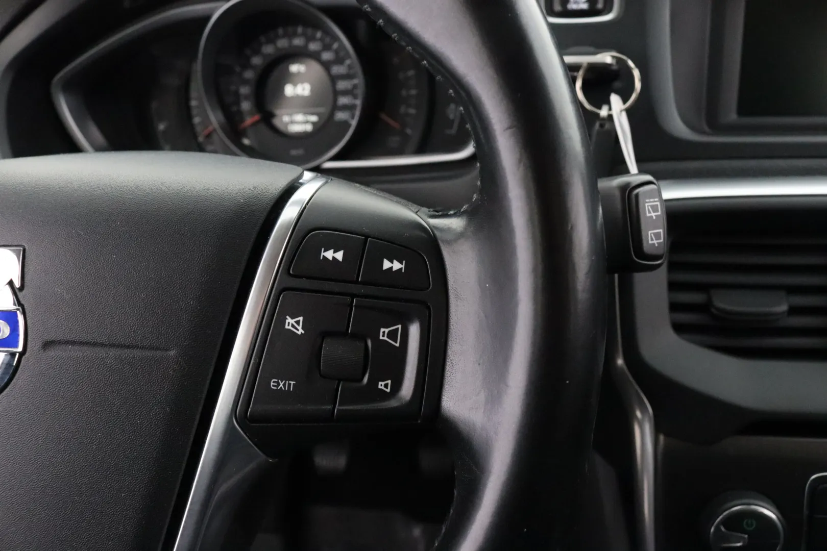 VOLVO V40 XVL-547 carousel image