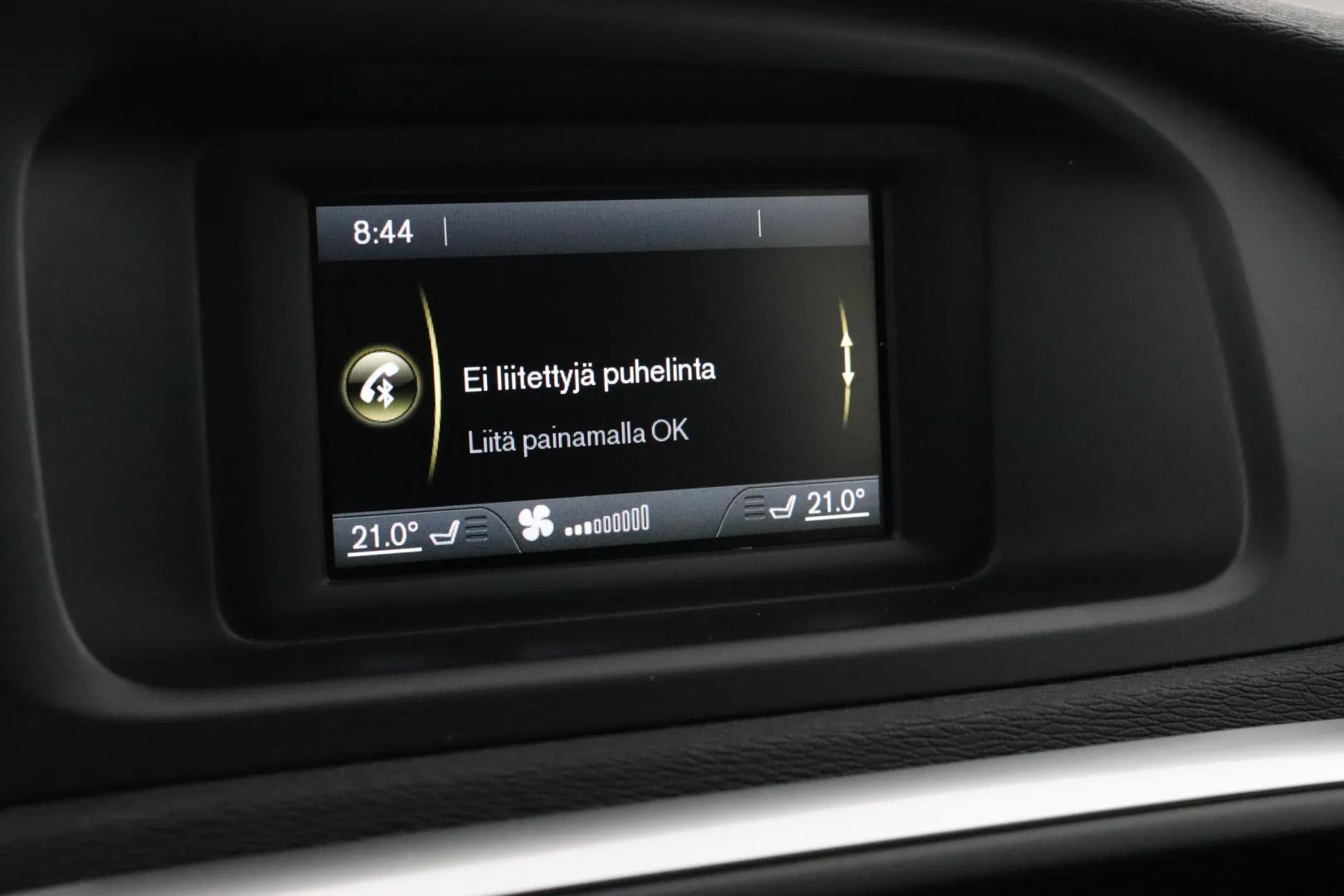 VOLVO V40 XVL-547 carousel image