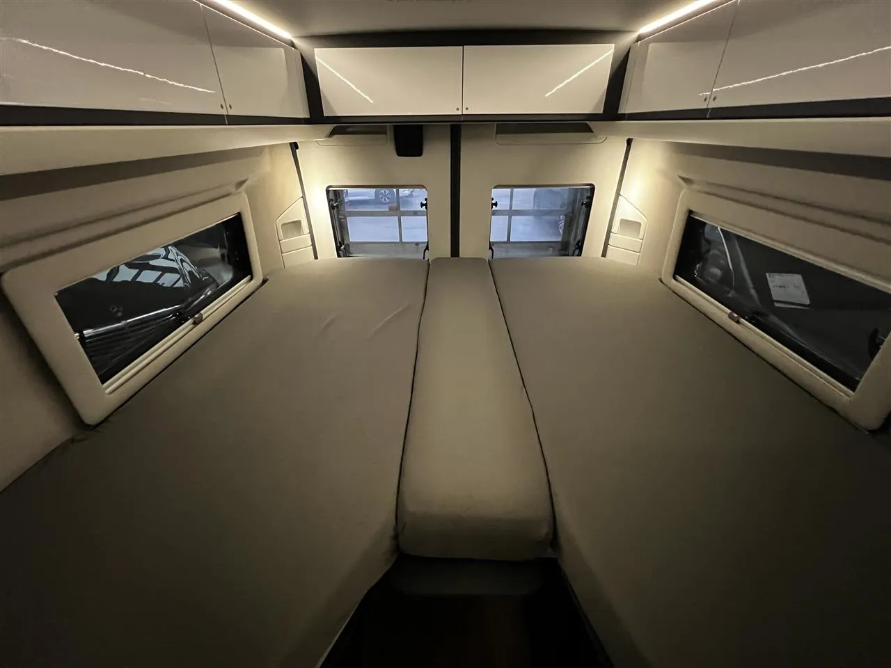Adria TWIN SUPREME NLU-296 carousel image