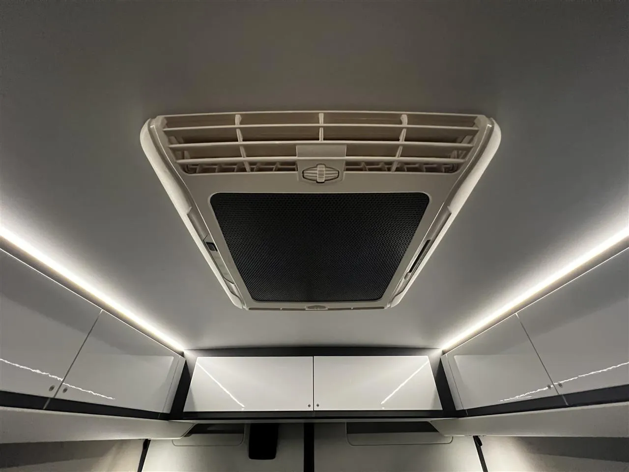 Adria TWIN SUPREME NLU-296 carousel image