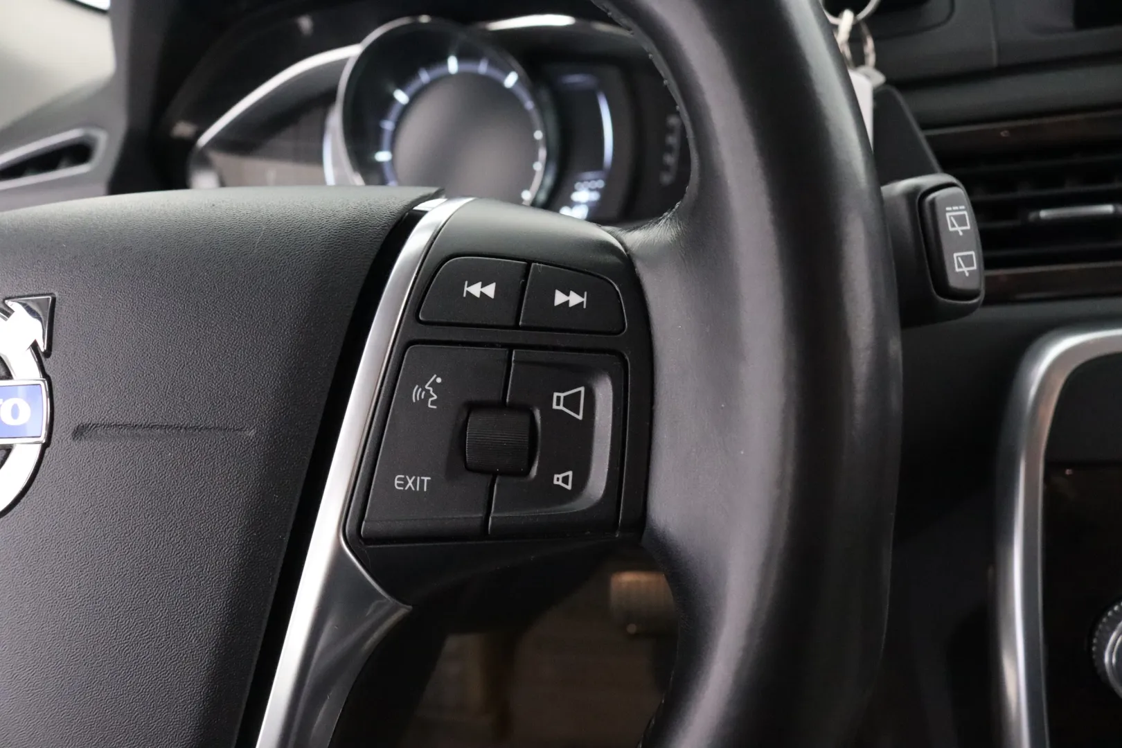 VOLVO XC70 OUS-871 carousel image