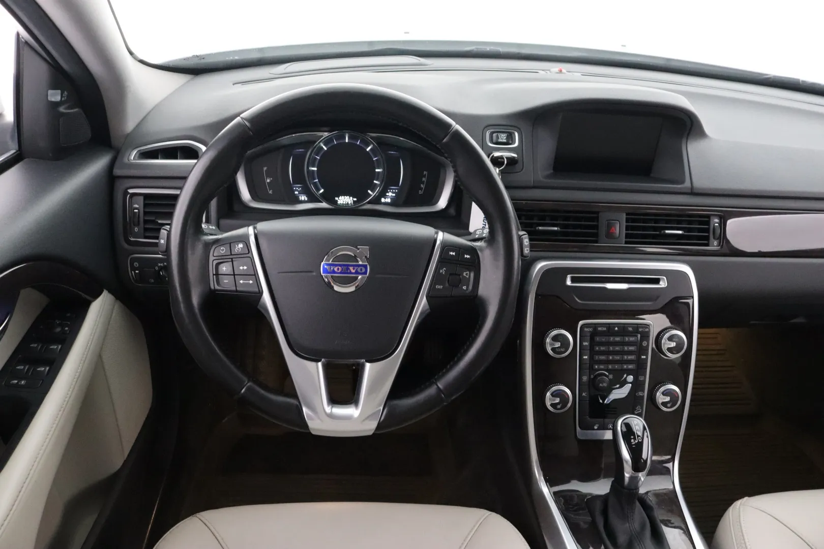 VOLVO XC70 OUS-871 carousel image