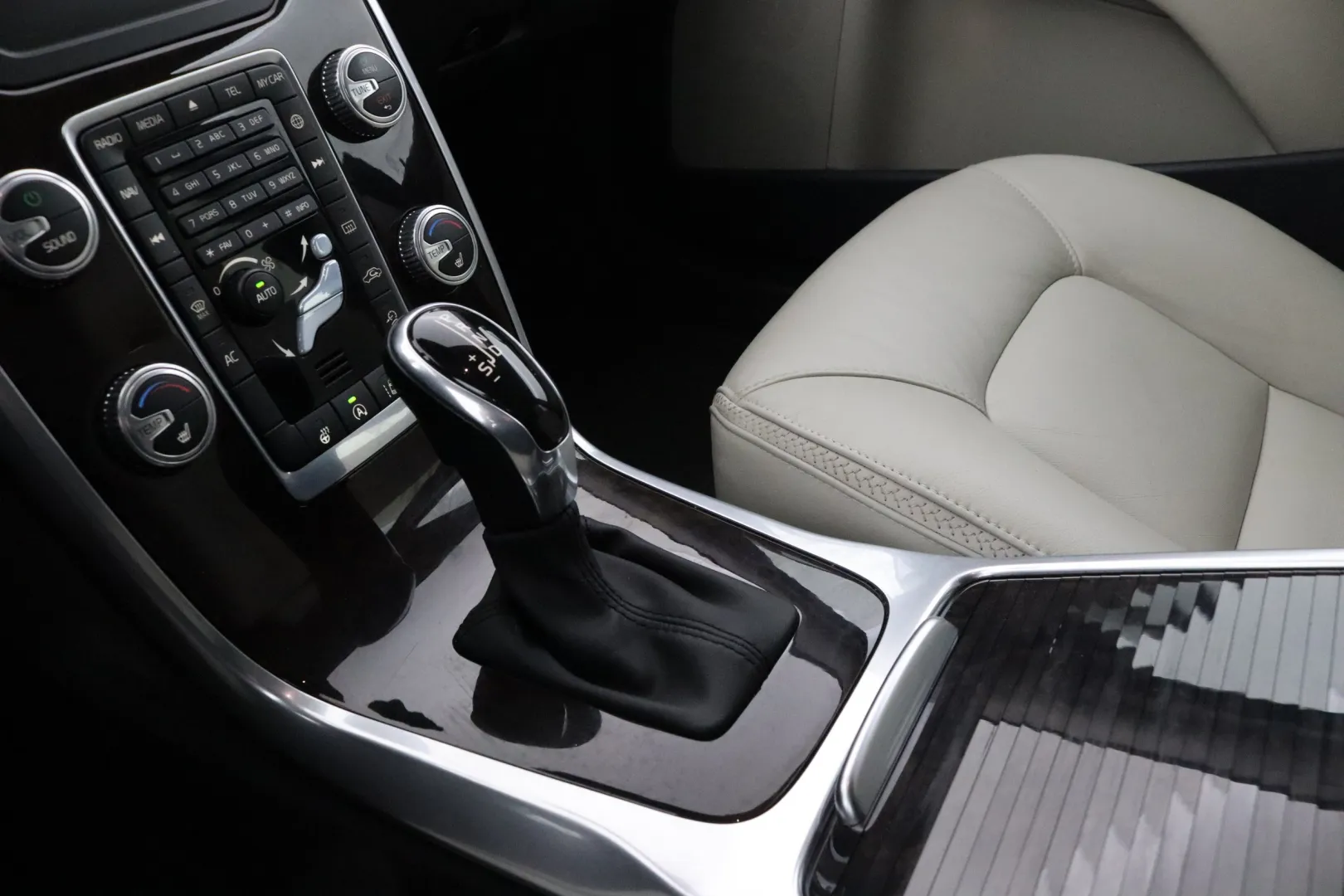 VOLVO XC70 OUS-871 carousel image