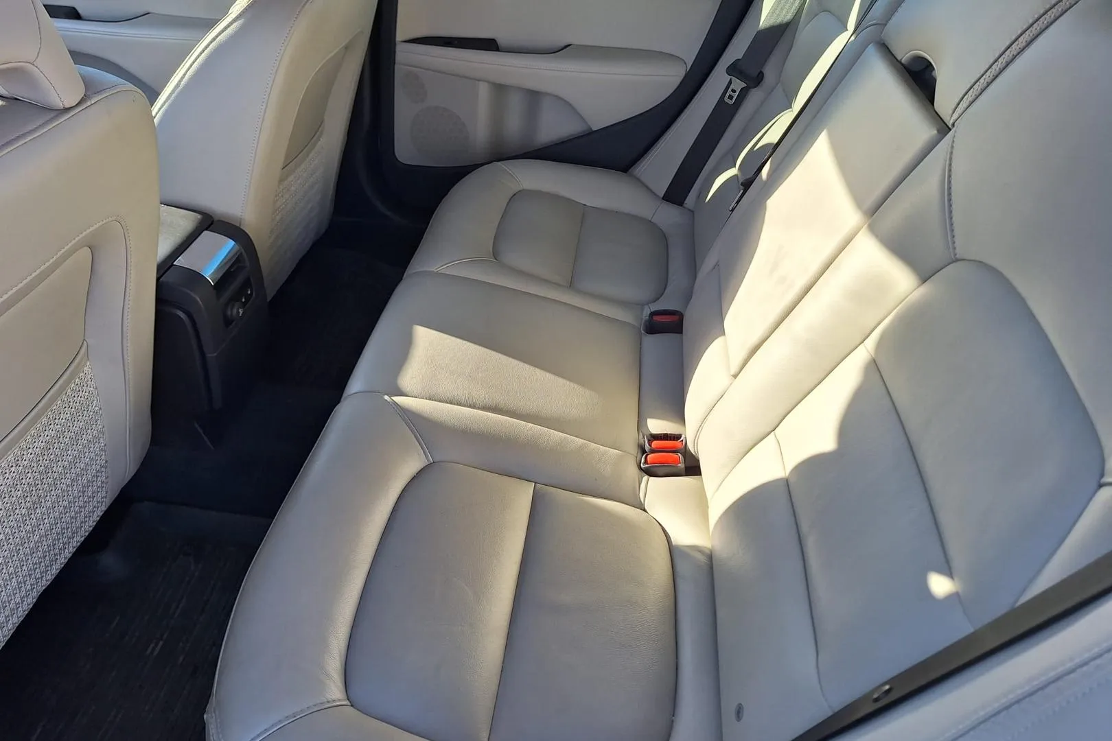 VOLVO XC70 OUS-871 carousel image