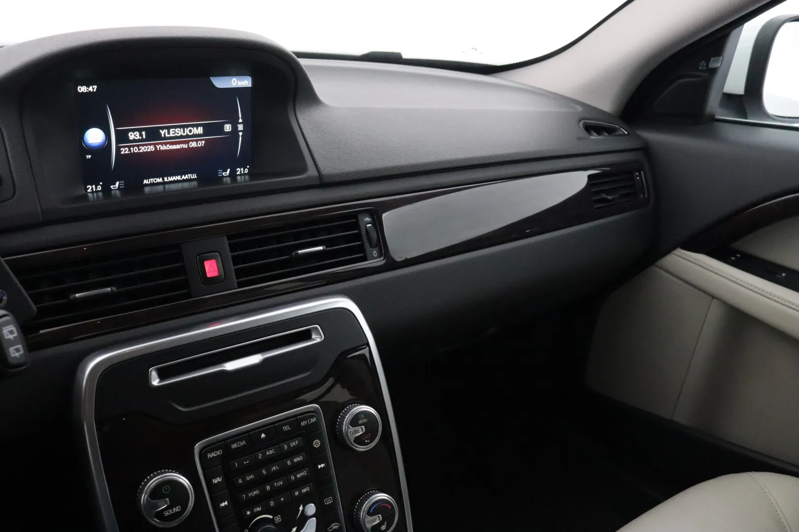 VOLVO XC70 OUS-871 carousel image