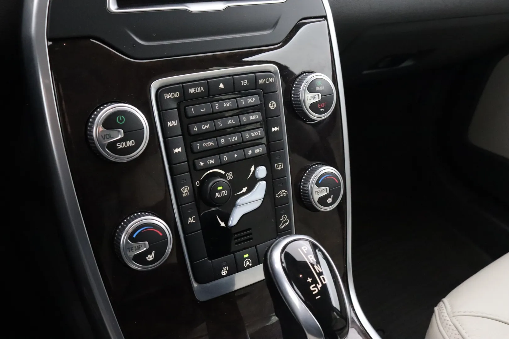 VOLVO XC70 OUS-871 carousel image