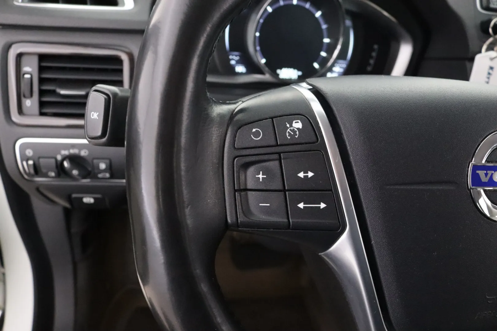 VOLVO XC70 OUS-871 carousel image