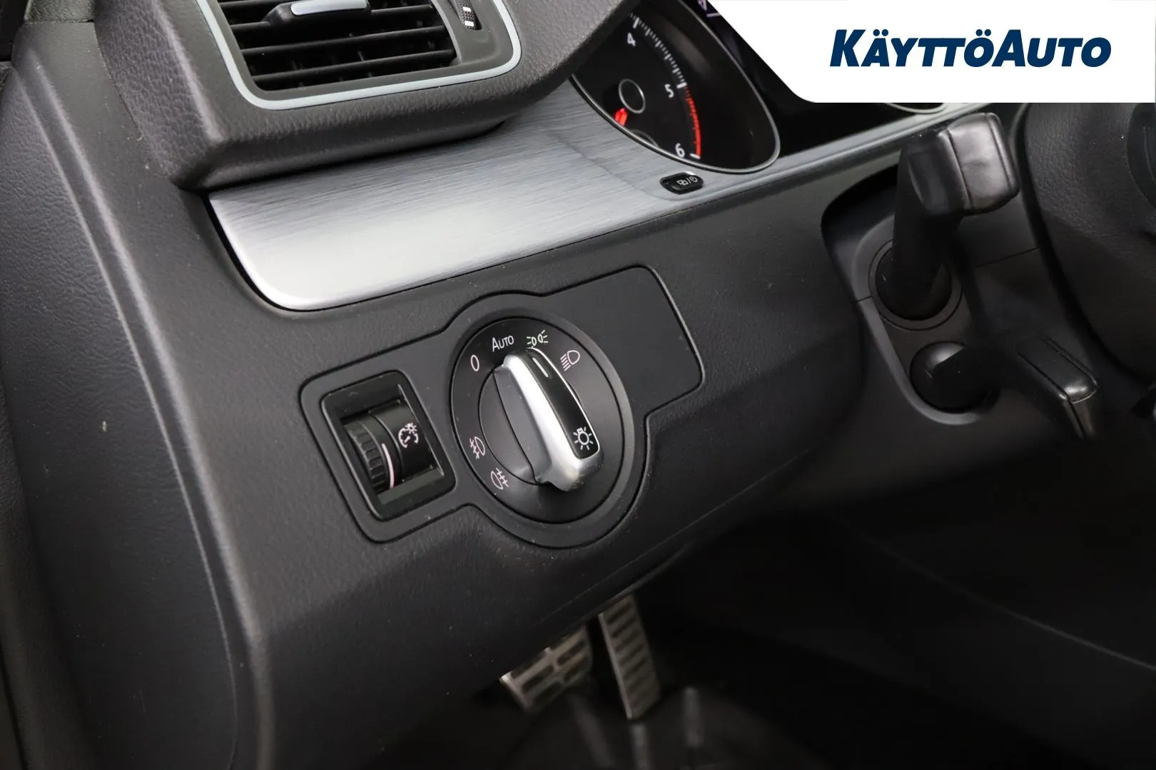 Volkswagen Passat UTG-897 carousel image