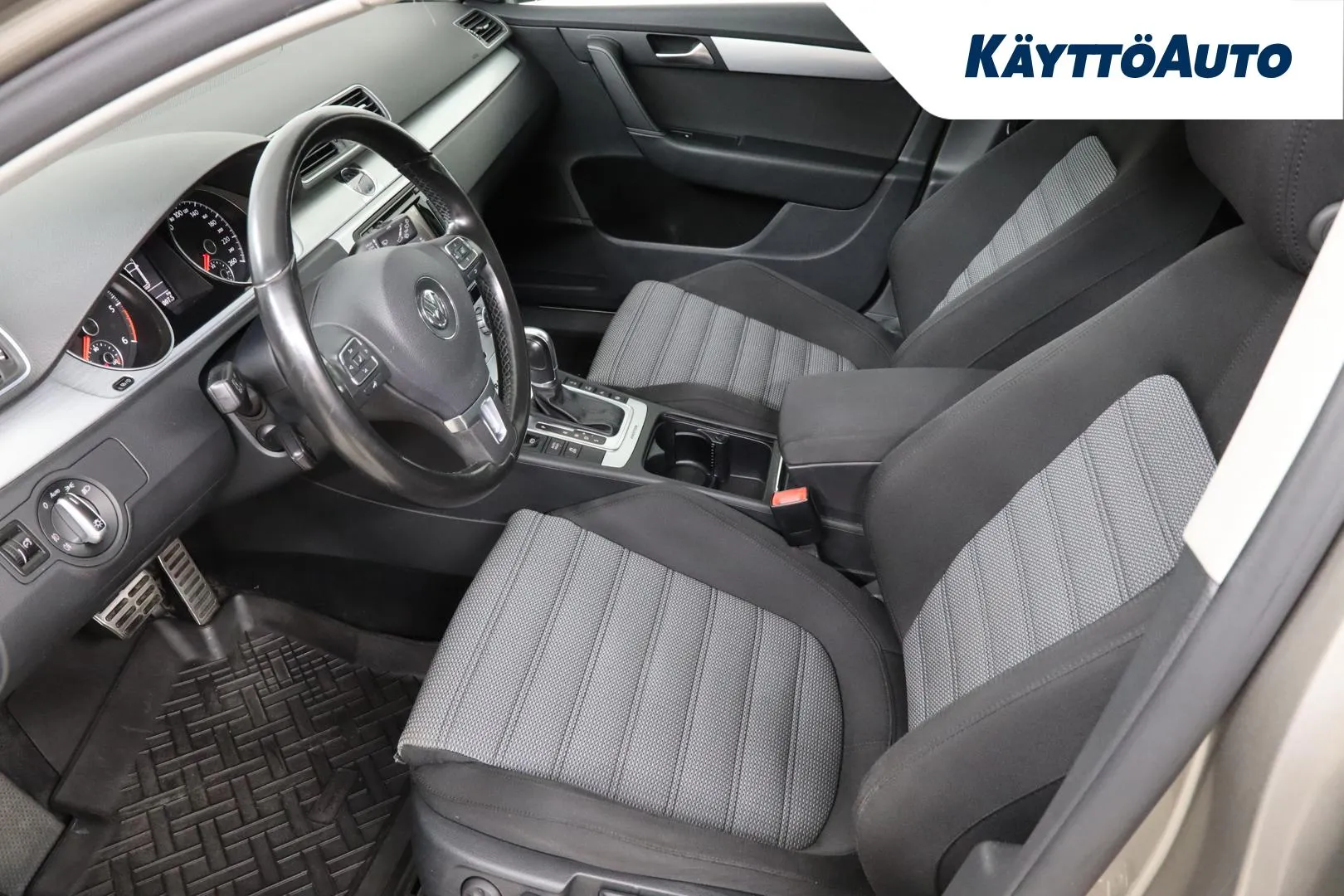 Volkswagen Passat UTG-897 carousel image