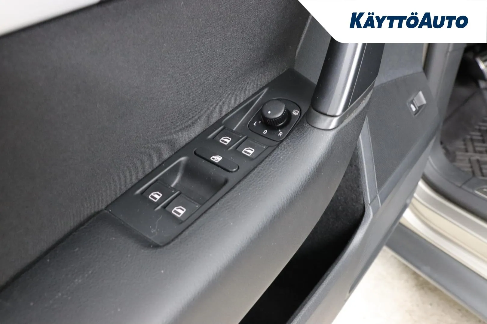 Volkswagen Passat UTG-897 carousel image