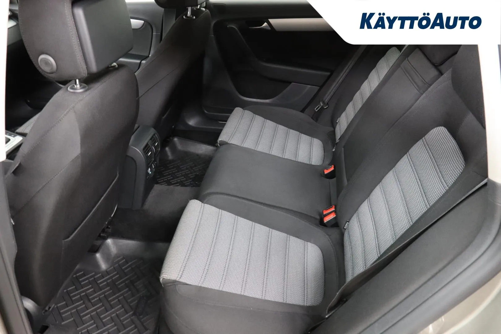 Volkswagen Passat UTG-897 carousel image