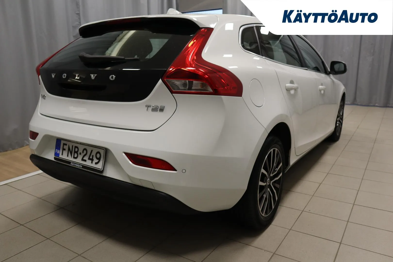 VOLVO V40 FNB-249 carousel image