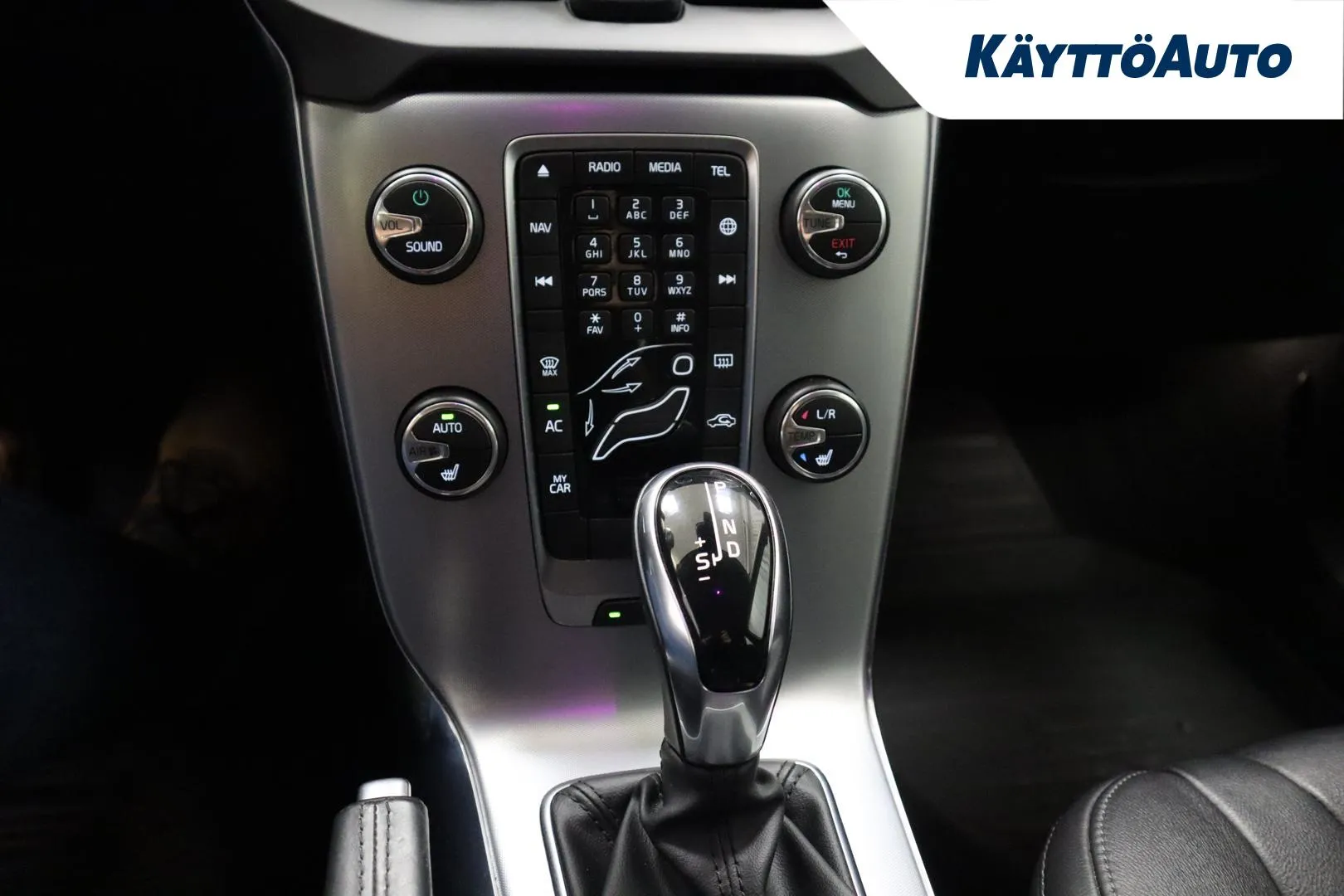 VOLVO V40 FNB-249 carousel image