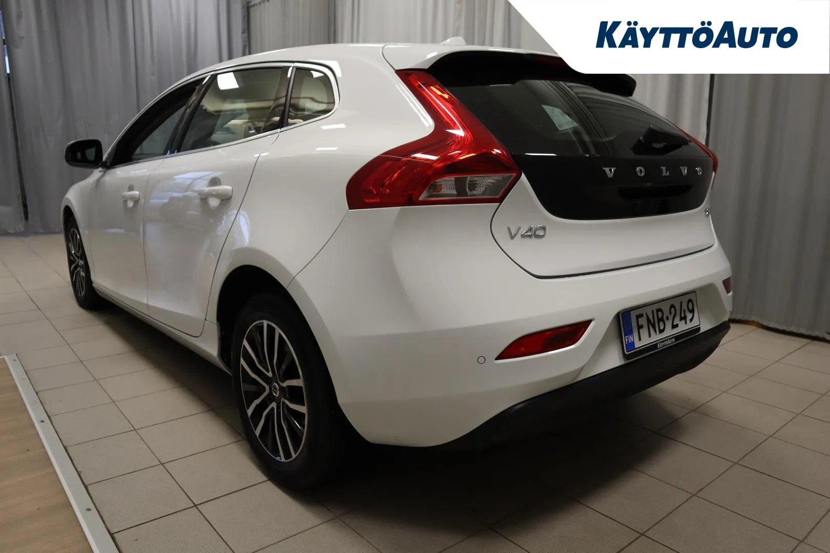 VOLVO V40 FNB-249 carousel image