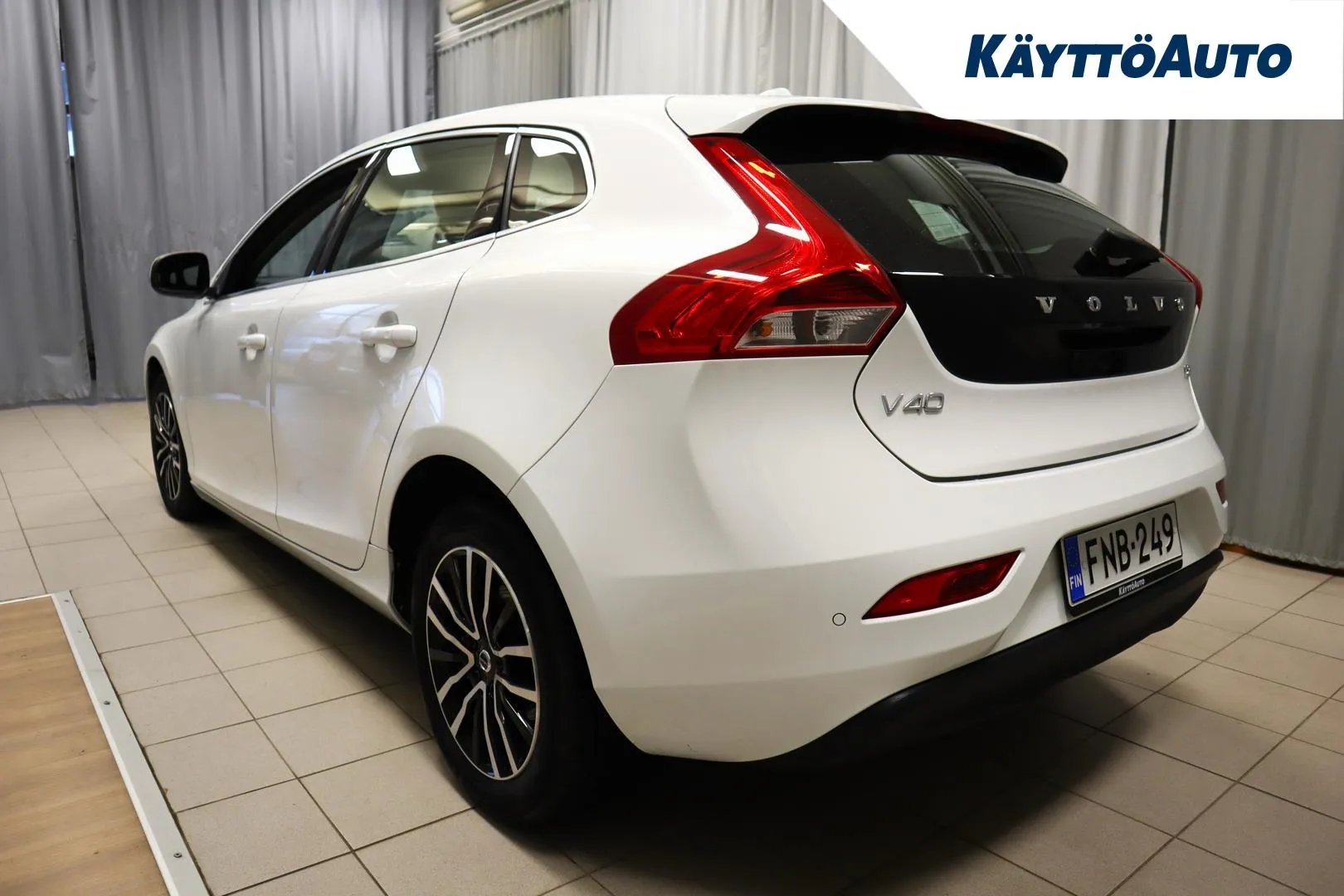 VOLVO V40 FNB-249 carousel image