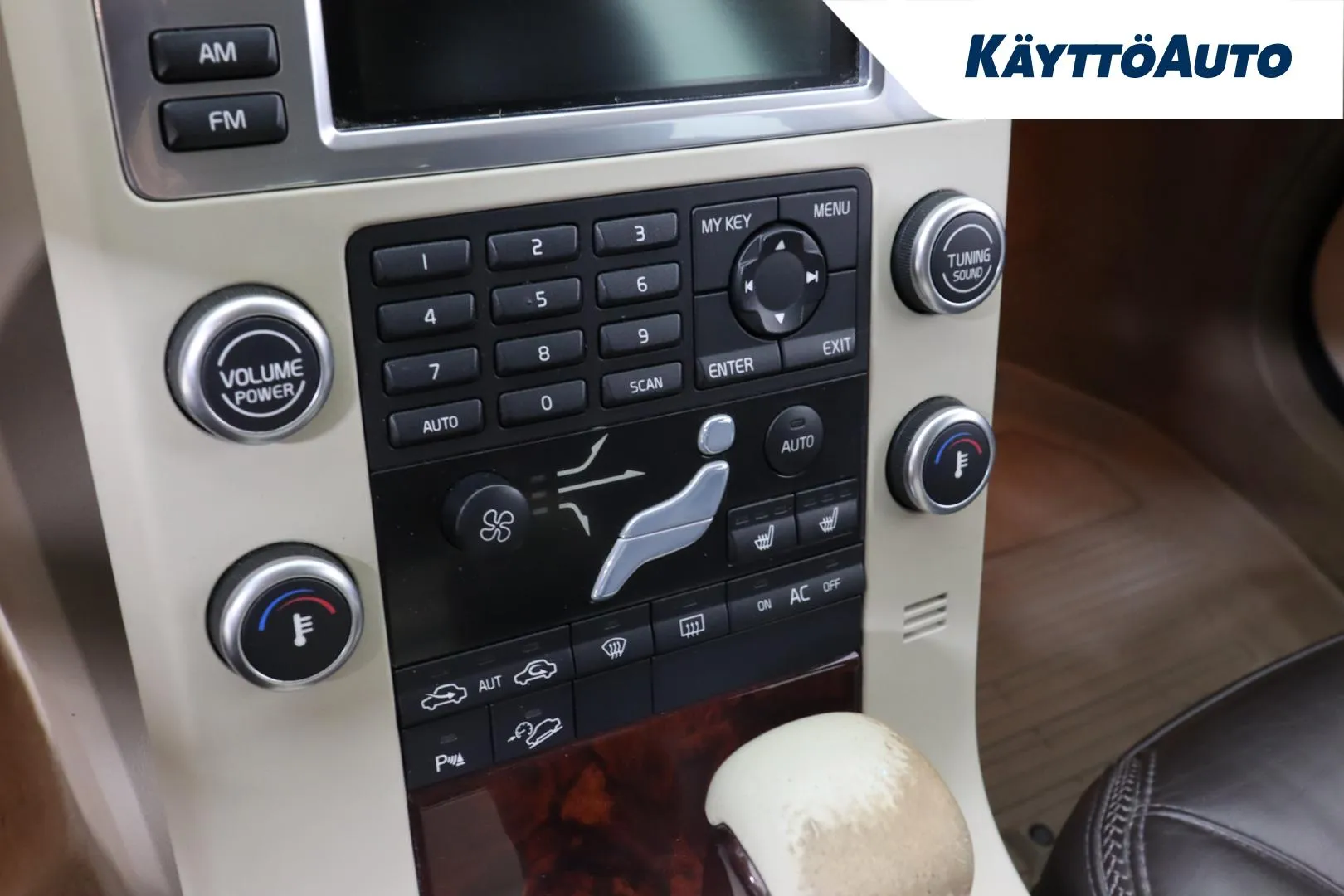 VOLVO XC70 ZZB-949 carousel image