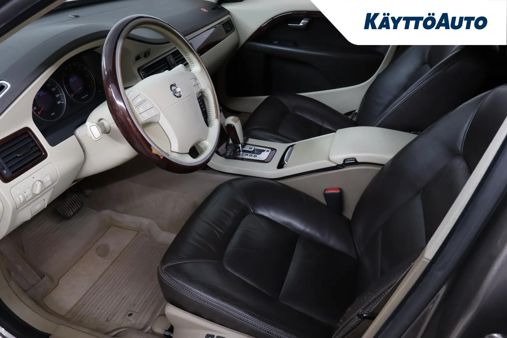 VOLVO XC70 ZZB-949 carousel image