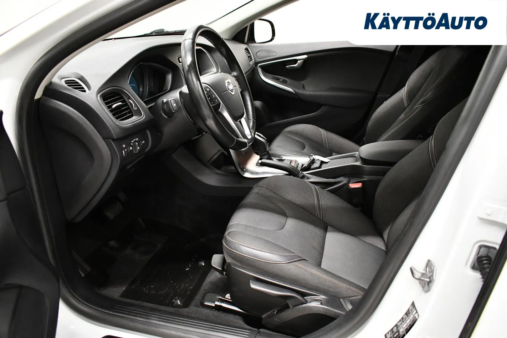 VOLVO V40 Cross Country FMC-689 carousel image