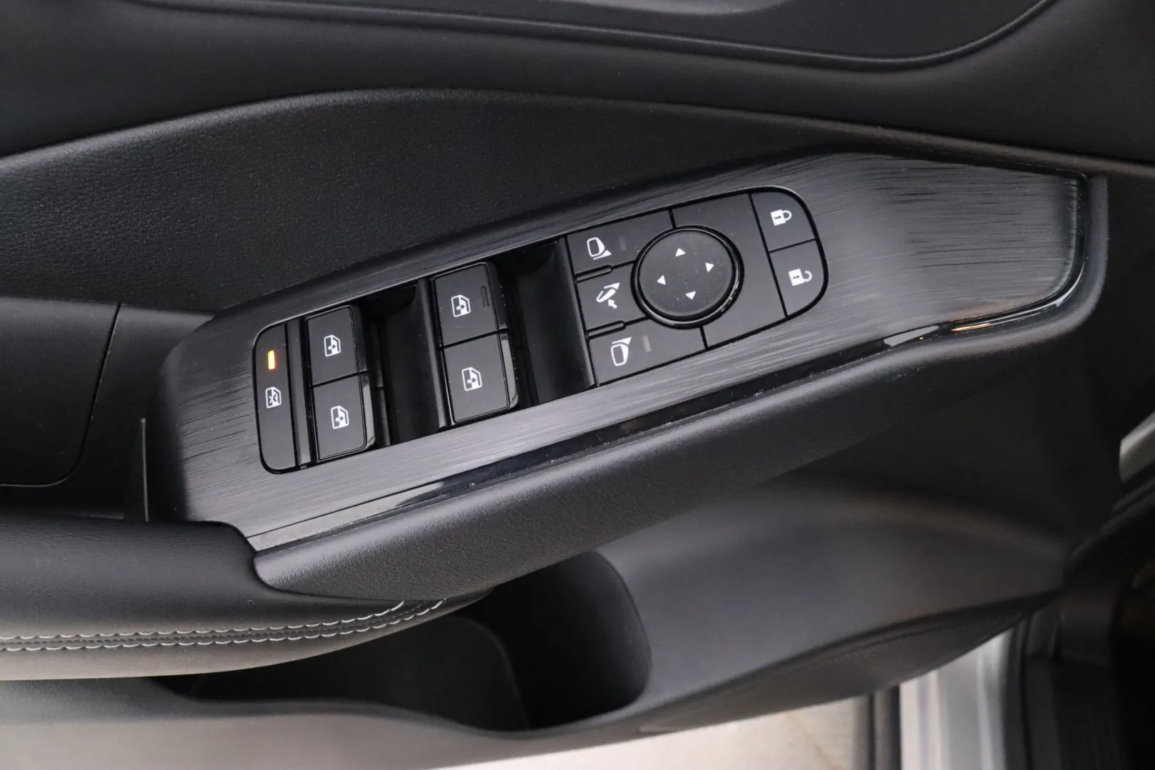 NISSAN Qashqai RVV-587 carousel image