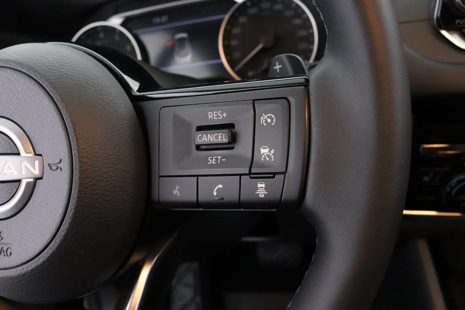 NISSAN Qashqai RVV-587 carousel image