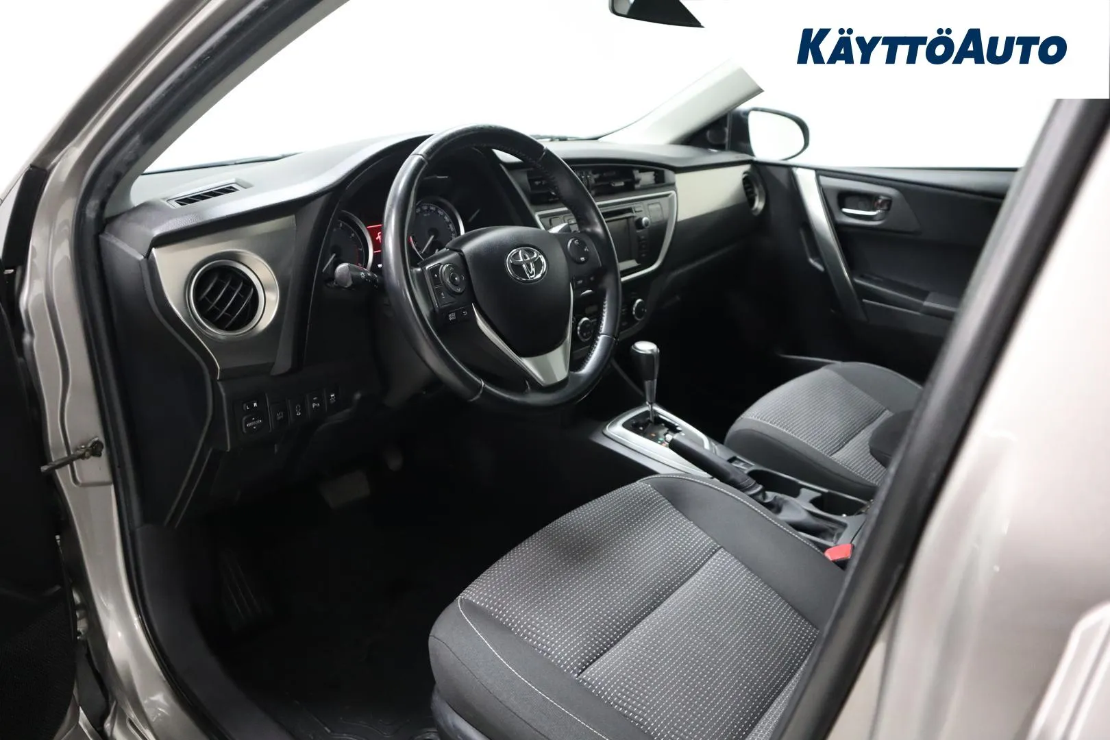 Toyota Auris ILN-495 carousel image