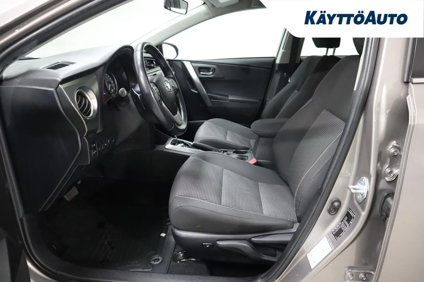 Toyota Auris ILN-495 carousel image