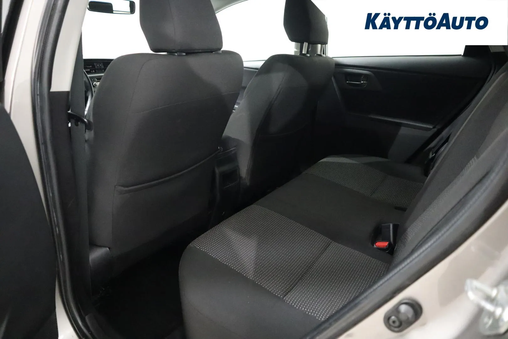 Toyota Auris ILN-495 carousel image