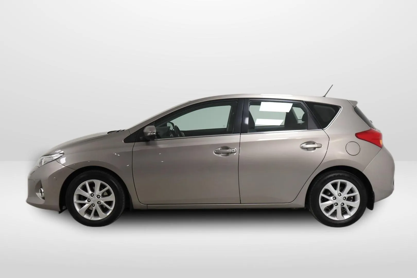 Toyota Auris ILN-495 carousel image