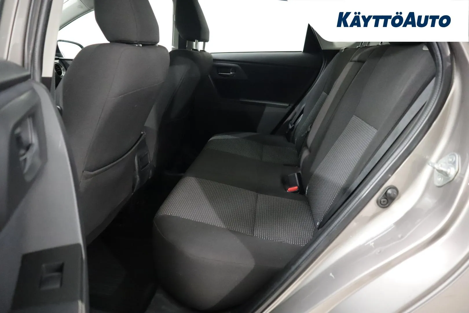 Toyota Auris ILN-495 carousel image