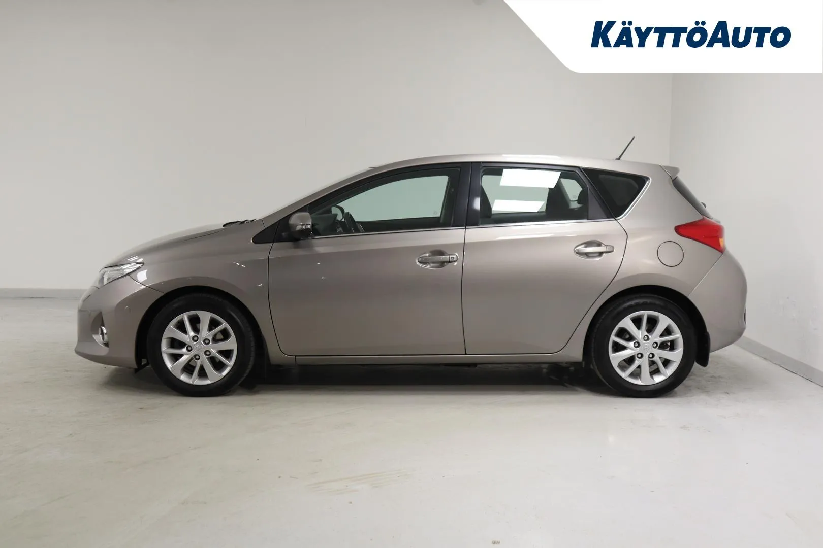 Toyota Auris ILN-495 carousel image