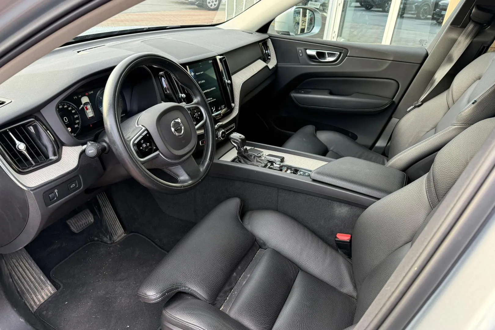 VOLVO XC60 RTR-106 carousel image