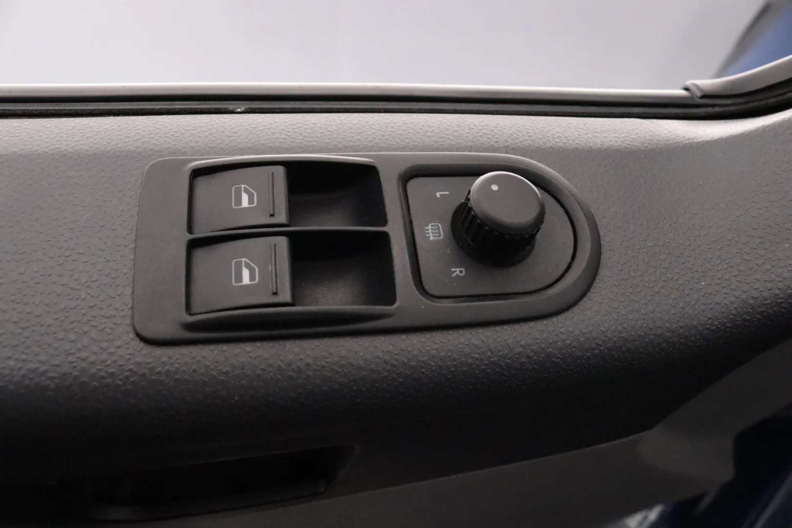 VOLKSWAGEN Transporter SLS-690 carousel image