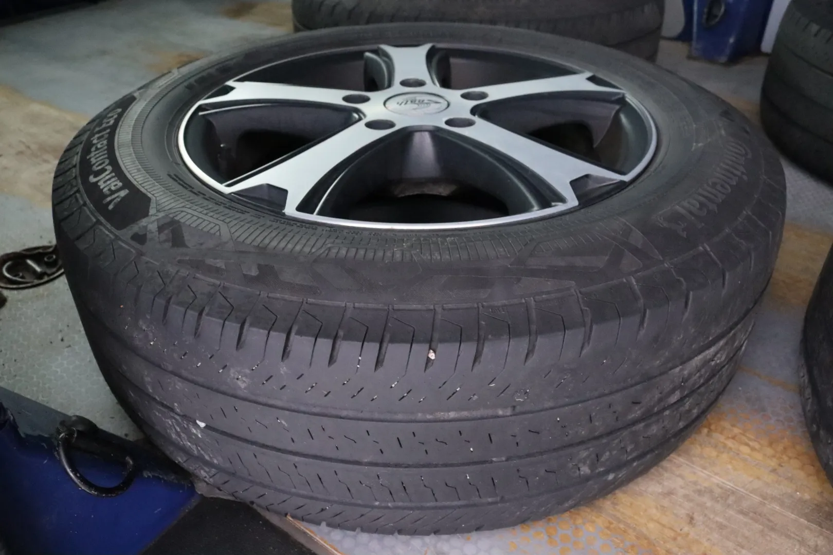 VOLKSWAGEN Transporter SLS-690 carousel image