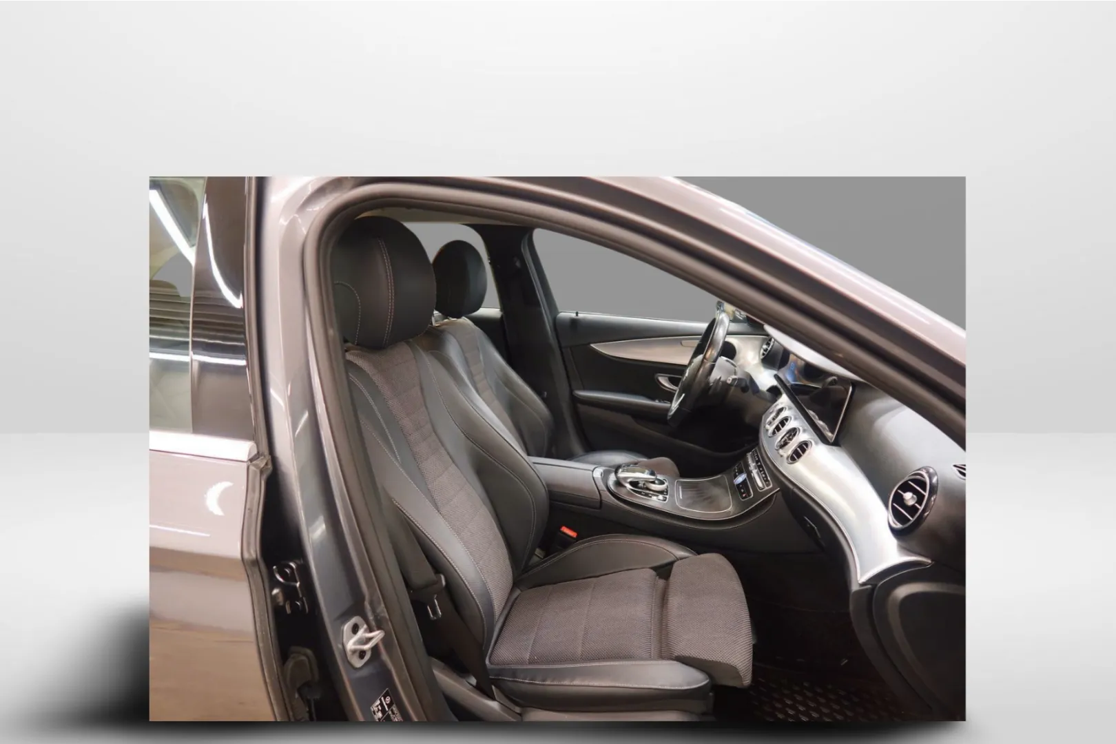 Mercedes-Benz E RUK-506 carousel image