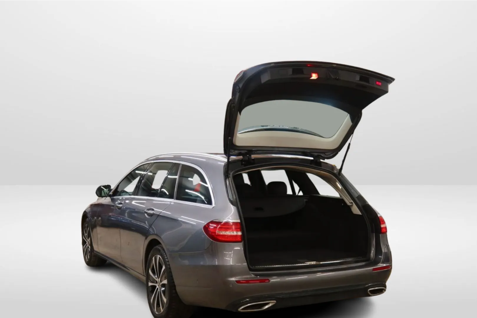 Mercedes-Benz E RUK-506 carousel image