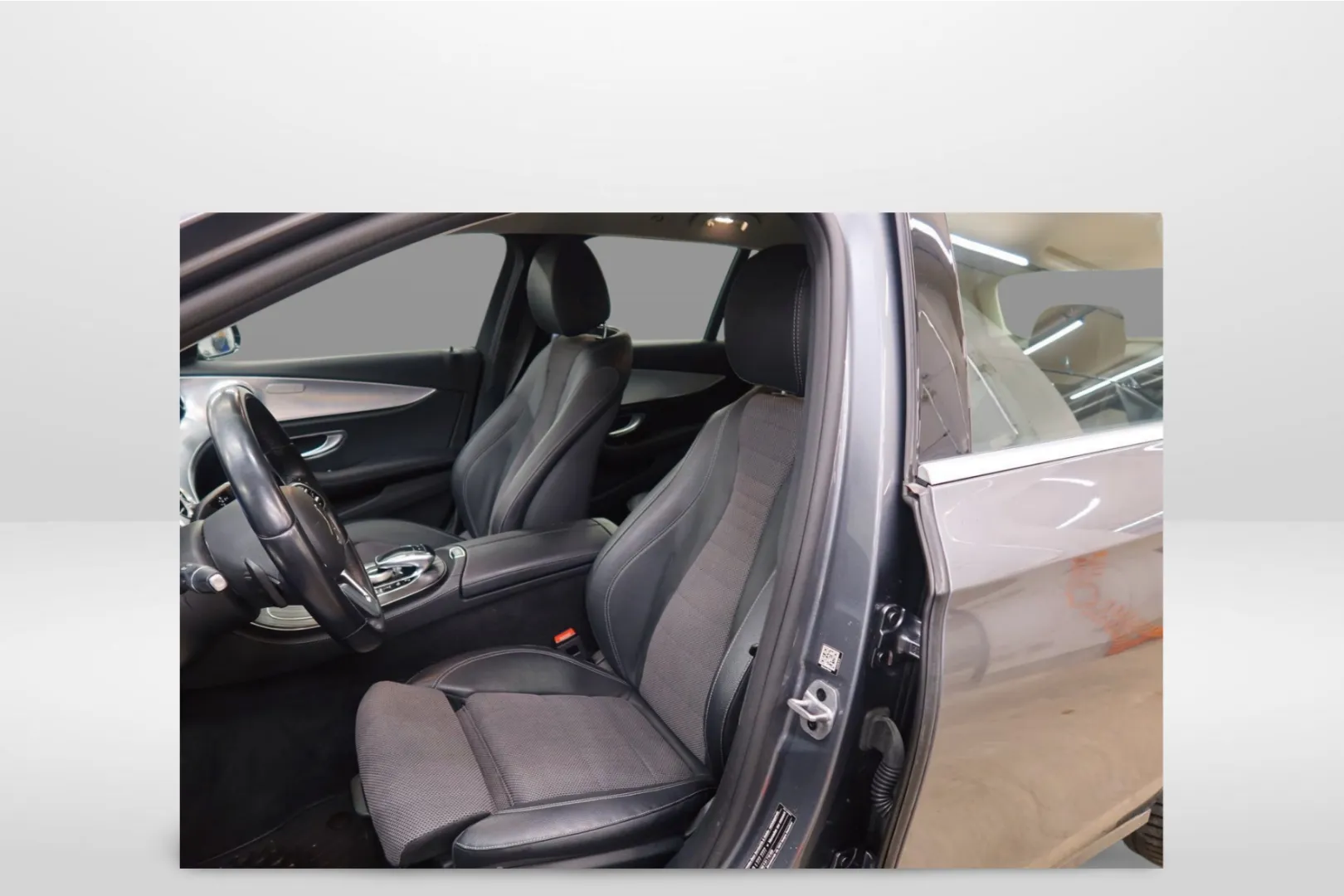 Mercedes-Benz E RUK-506 carousel image