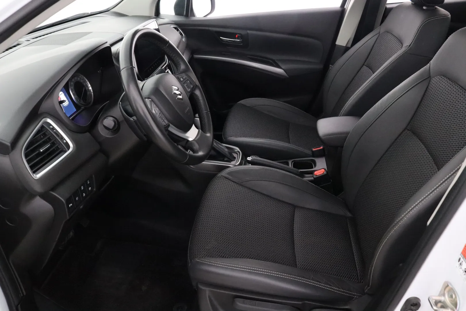 SUZUKI S-Cross CPF-885 carousel image