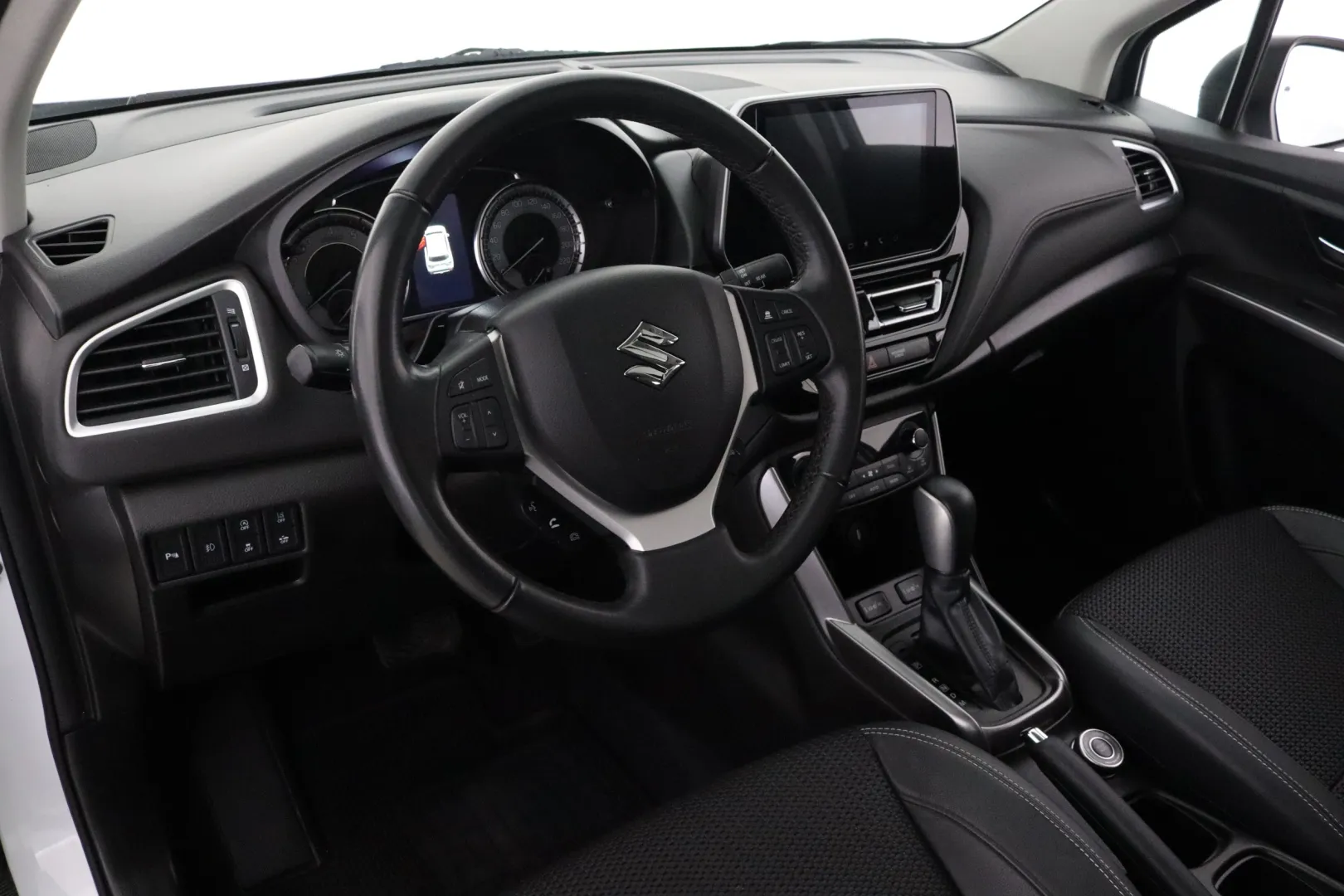 SUZUKI S-Cross CPF-885 carousel image