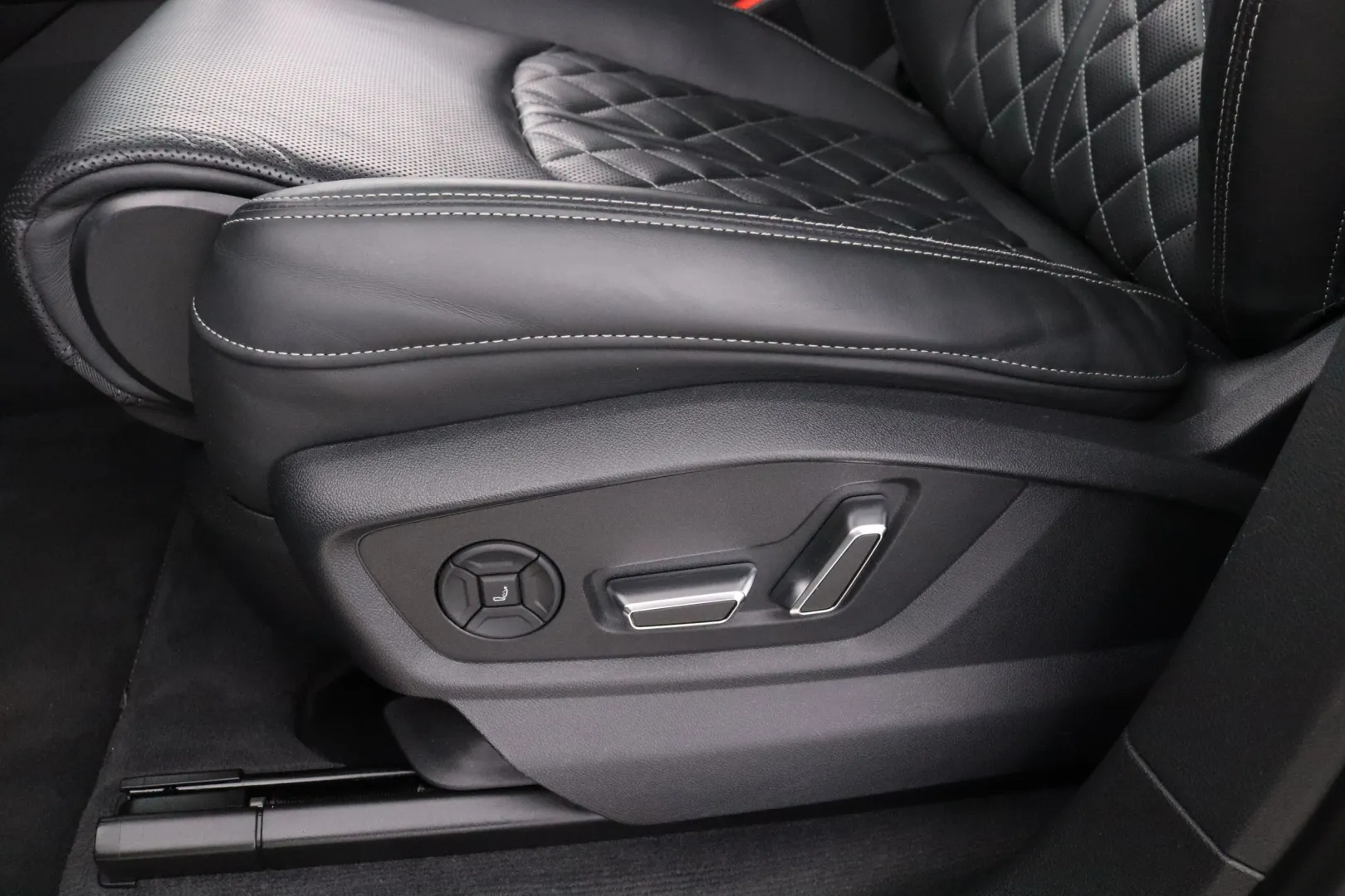 AUDI Q8 RVE-894 carousel image